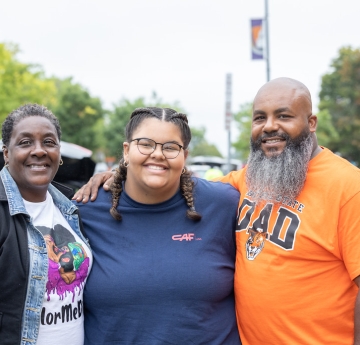 Group photo of student and family members during move-in
